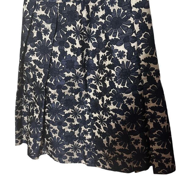 Liu Jo NWT floral skirt. Italian size 40. Blue and off white in color. size 4 - Picture 5 of 6